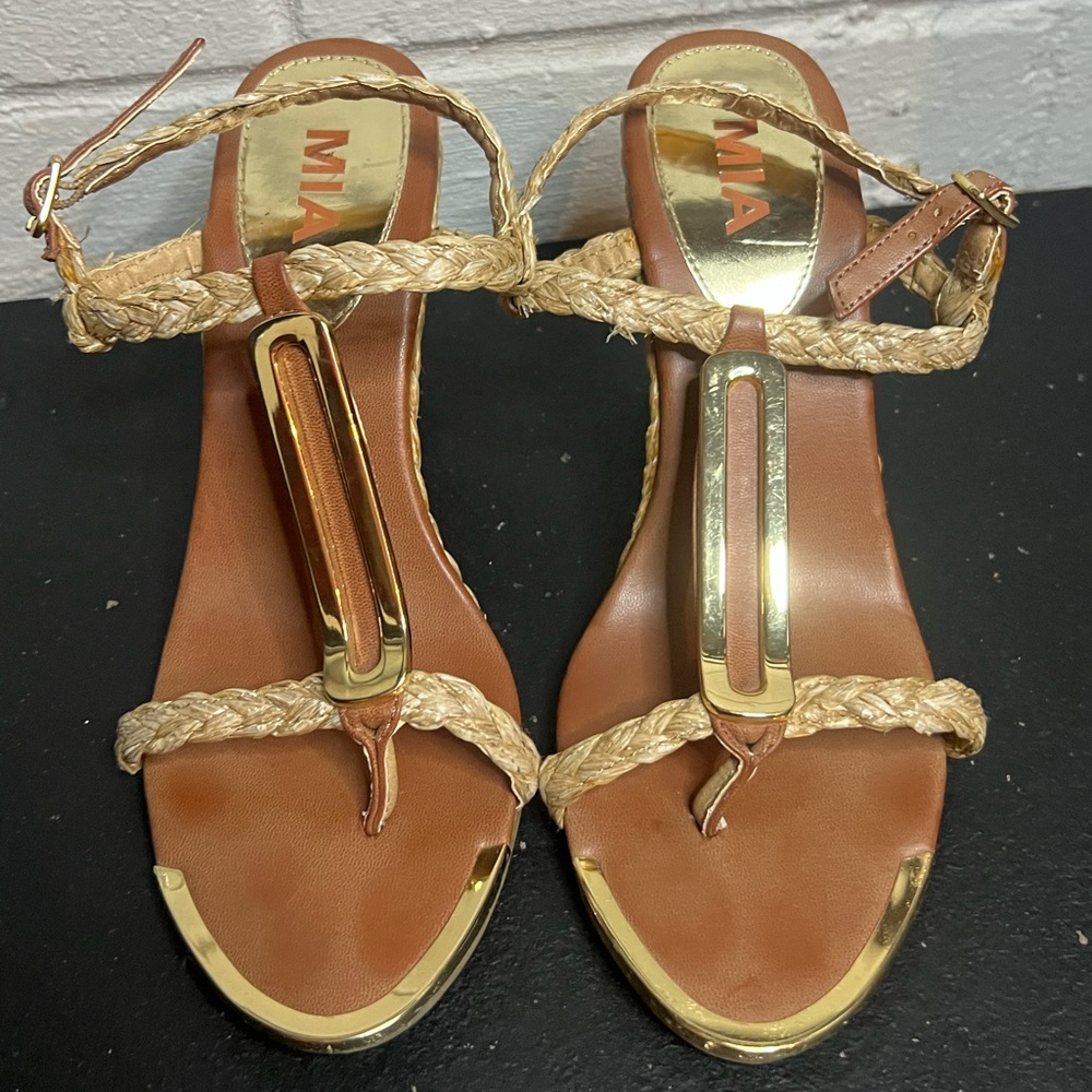 Mia Tiffany Natural Riffia Thong Wedge. Women’s size 8.5